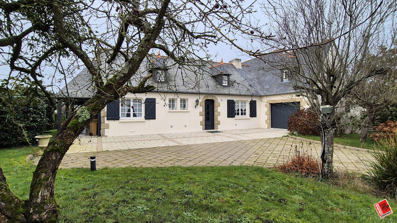 Maison traditionnelle - 188 m² - 10 pièces