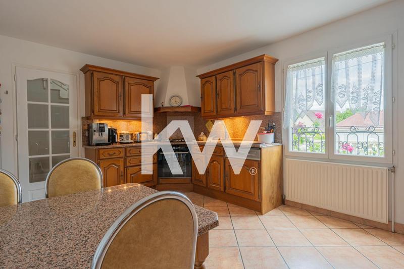 Maison - 250 m² - 8 pièces