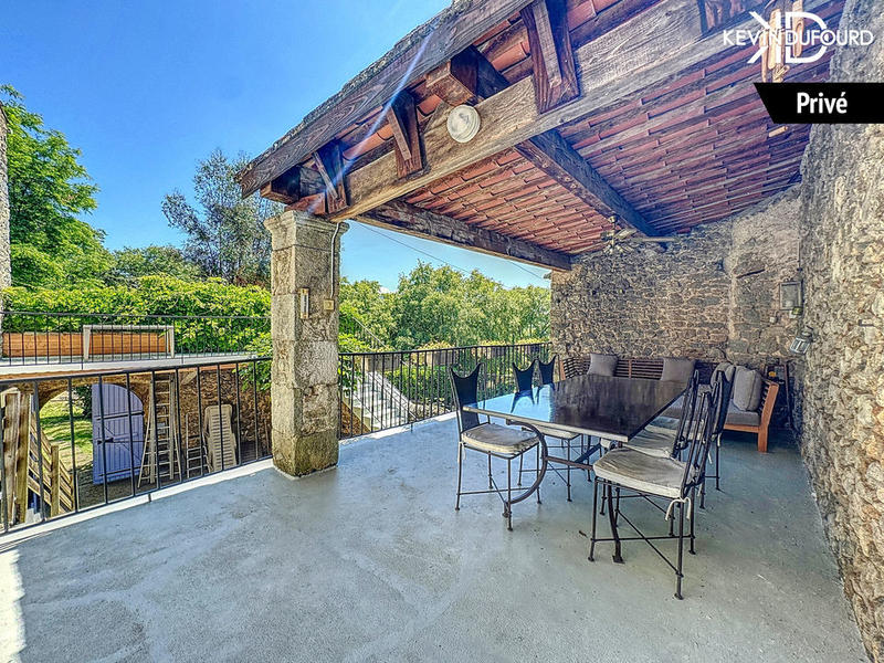 Maison - 1 000 m² - 40 pièces