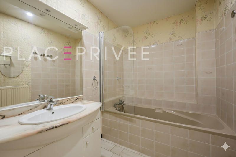 Maison - 338 m² - 12 pièces