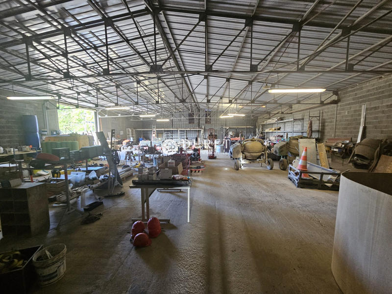 Local d'activités - 695 m²