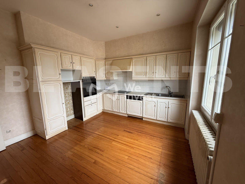 Maison traditionnelle - 241 m² - 9 pièces