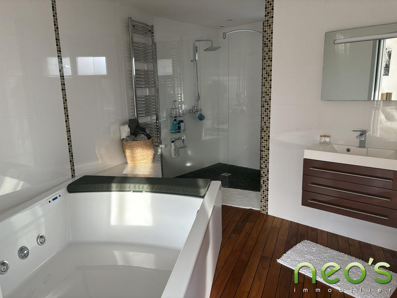 Villa - 216 m² - 9 pièces