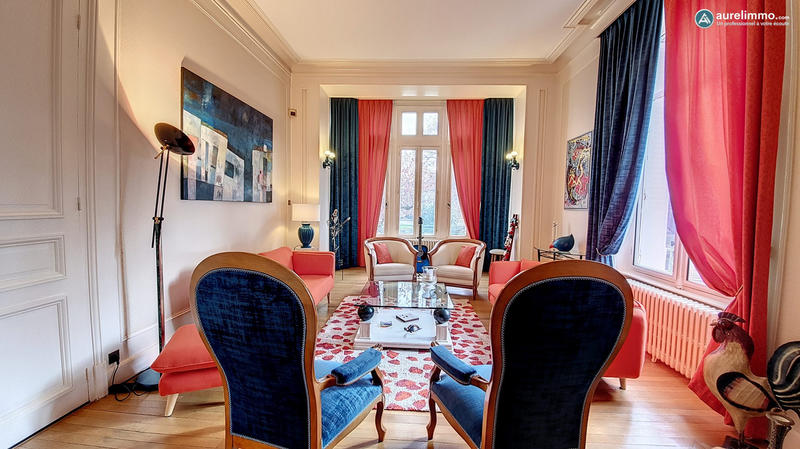 Maison - 285 m² - 9 pièces