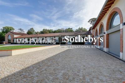 Maison - 730 m² - 14 pièces