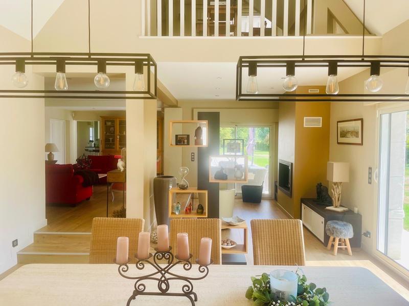 Maison - 370 m² - 8 pièces