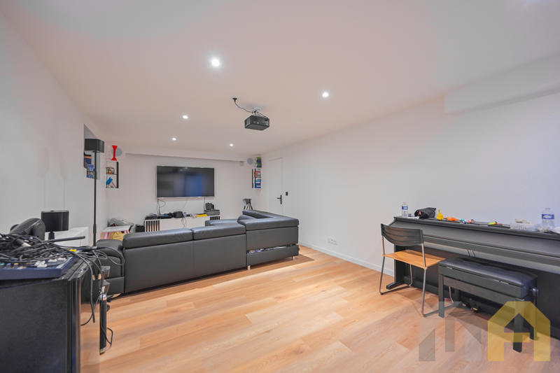 Maison - 280 m² - 8 pièces