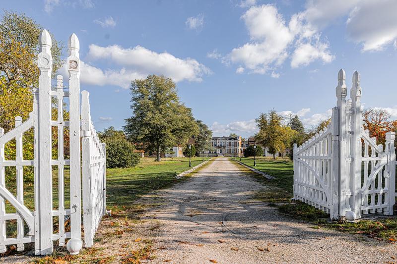 Propriété - 1 125 m² - 25 pièces