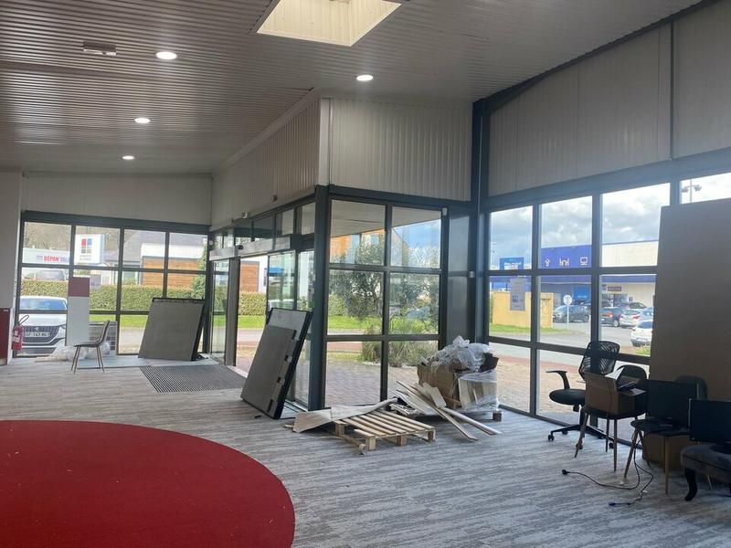 Local commercial - 606 m²