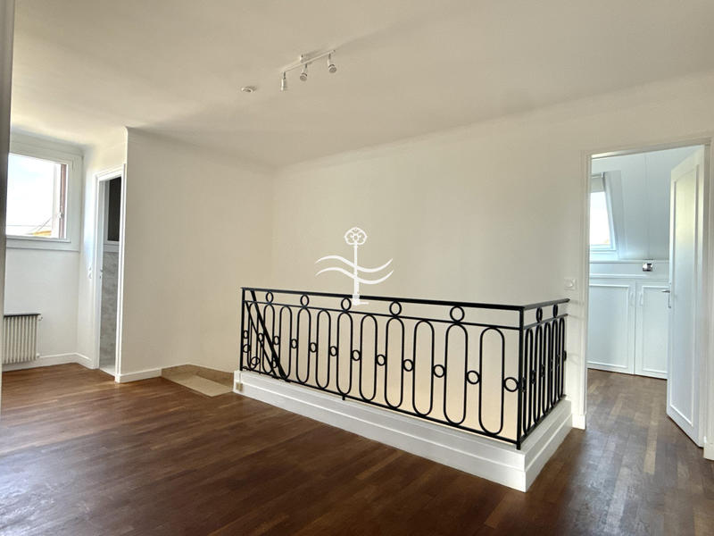 Maison - 219 m² - 7 pièces