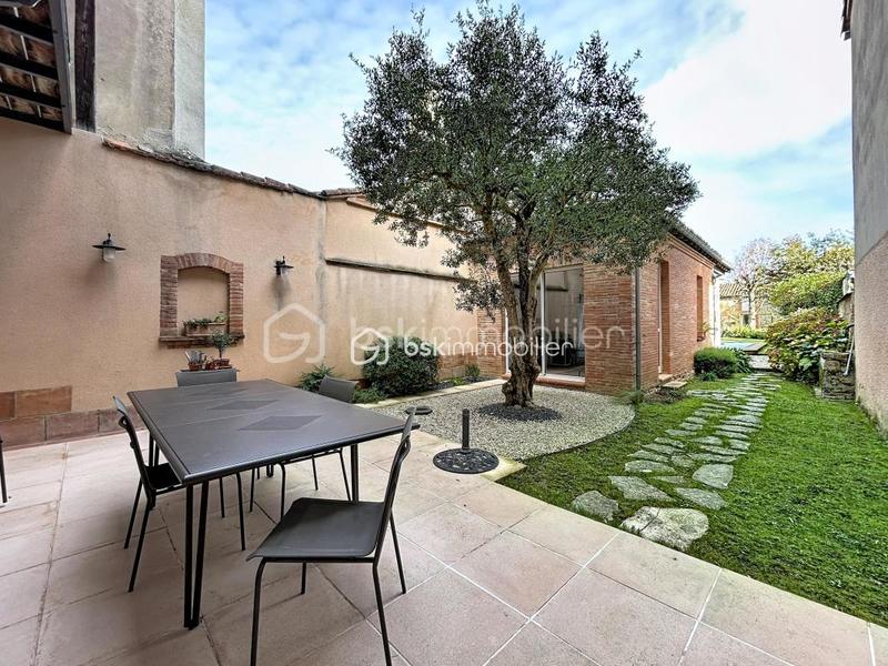 Propriété - 244 m² - 9 pièces