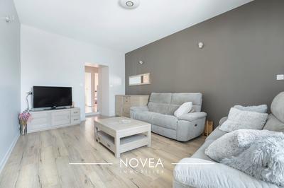 Maison traditionnelle - 259 m² - 8 pièces