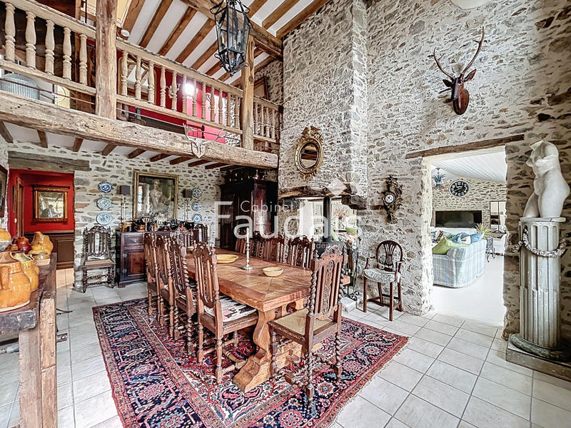 Maison - 277 m² - 8 pièces