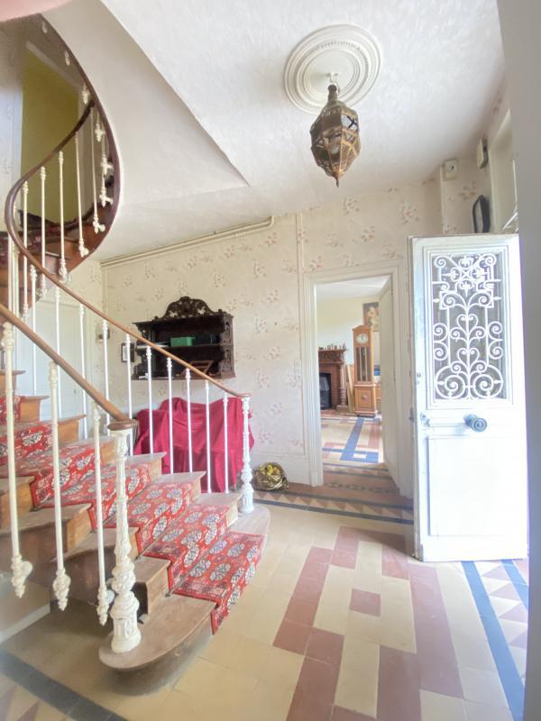 Maison - 303 m² - 9 pièces