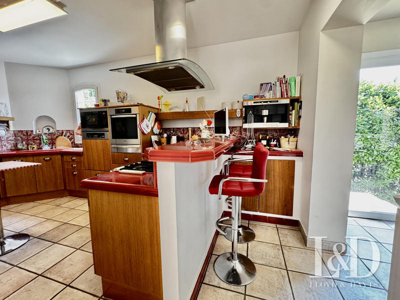 Maison - 313 m² - 9 pièces