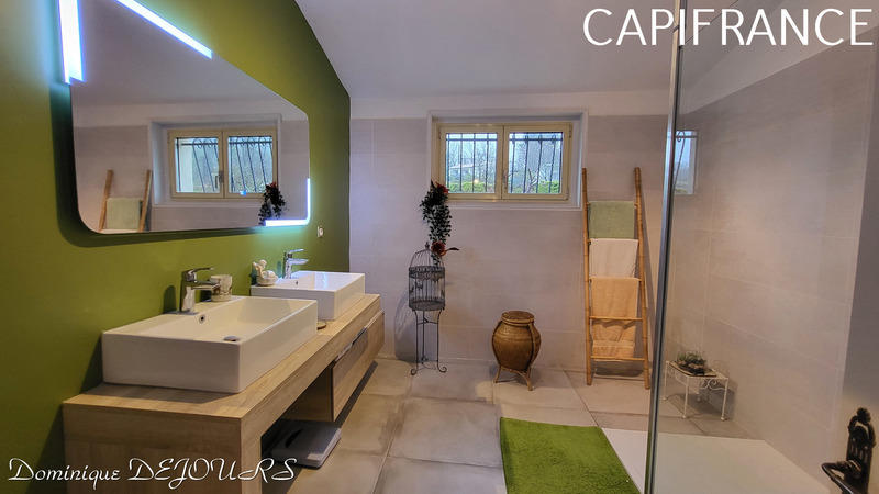 Maison - 250 m² - 8 pièces