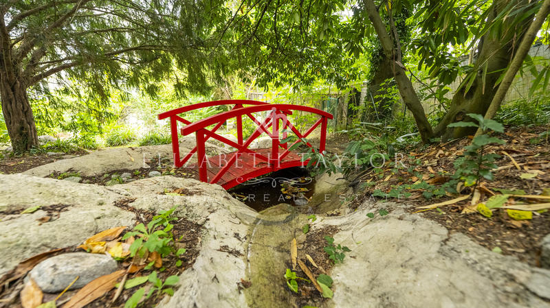 Propriété - 851 m² - 14 pièces