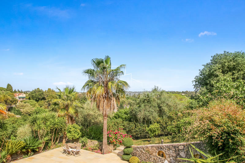 Maison - 220 m² - 7 pièces