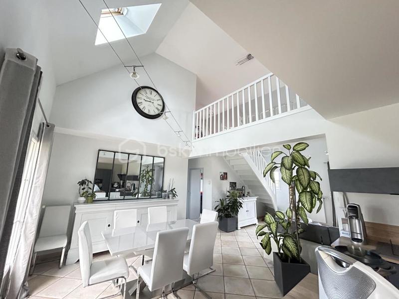 Maison - 223 m² - 9 pièces