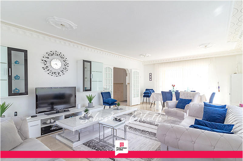 Maison - 235 m² - 9 pièces