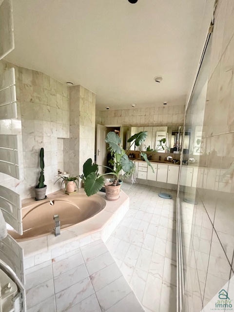 Propriété - 301 m² - 9 pièces