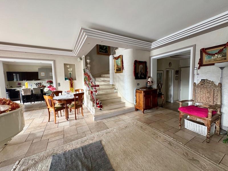 Maison - 300 m² - 7 pièces