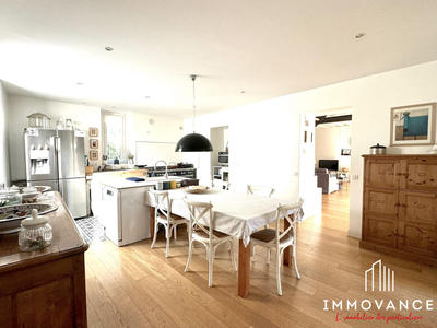 Maison - 206 m² - 7 pièces