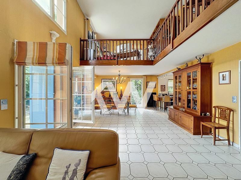 Maison - 213 m² - 8 pièces