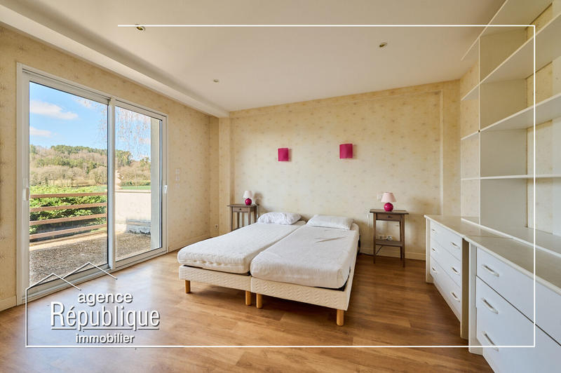 Maison - 320 m² - 13 pièces