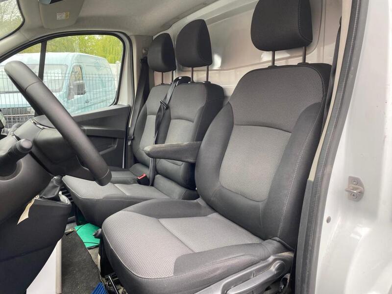 Renault Trafic 2.0 l blue dci 130 cv 2t8 L1 H1 confort Clim Bluetooth kit bois galerie 17000 ht