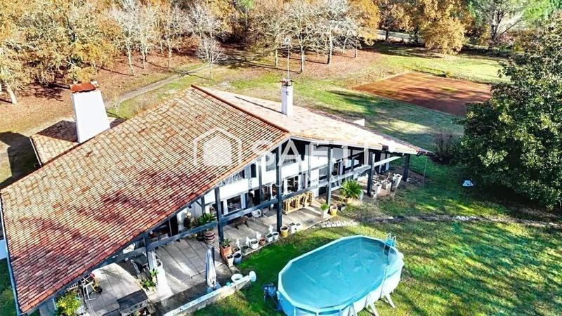 Maison - 263 m² - 10 pièces