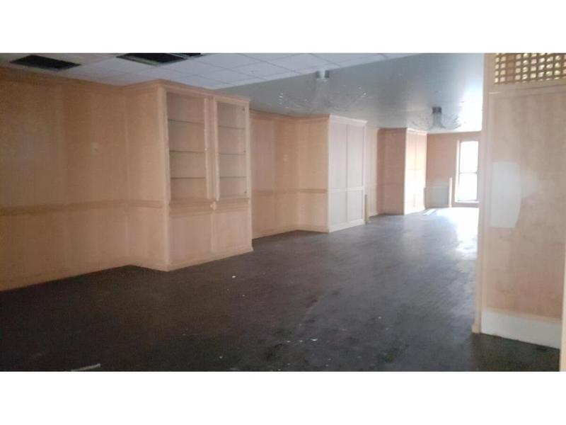 Local commercial - 1 478 m² - 40 pièces