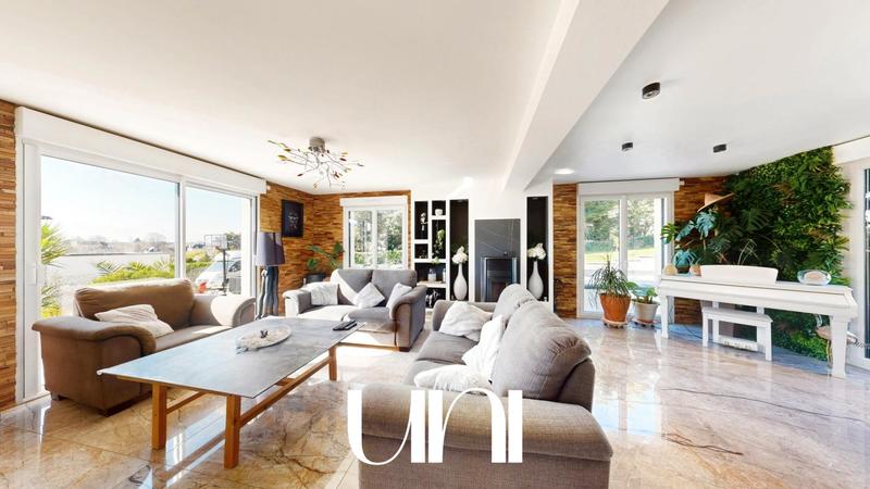 Maison - 215 m² - 6 pièces