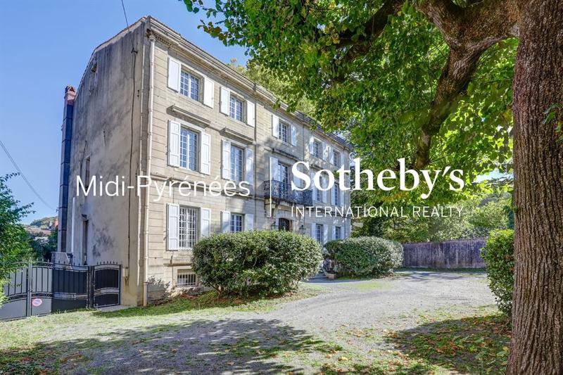 Maison - 620 m² - 15 pièces