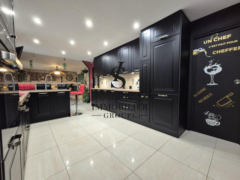 Maison - 151 m² - 6 pièces