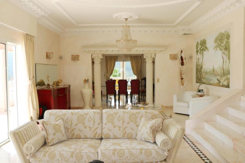 Villa - 318 m² - 8 pièces