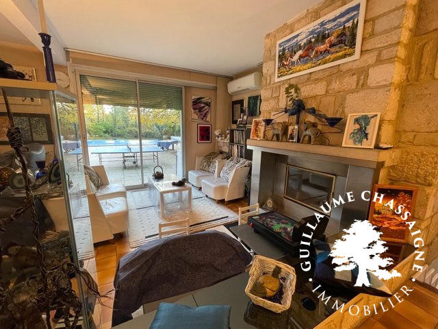 Maison traditionnelle - 330 m² - 8 pièces