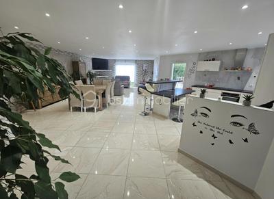 Maison - 140 m² - 5 pièces