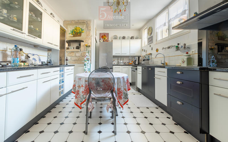 Maison - 290 m² - 8 pièces