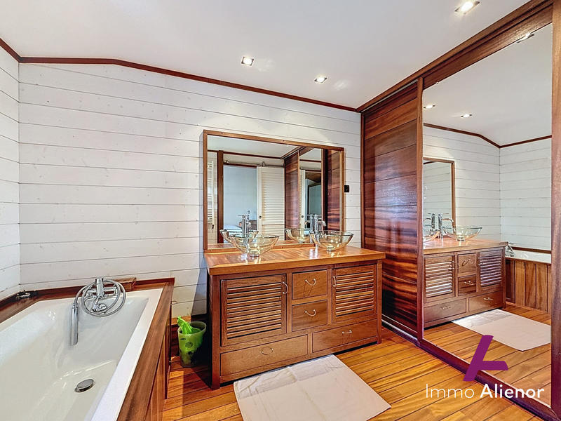 Maison - 188 m² - 9 pièces