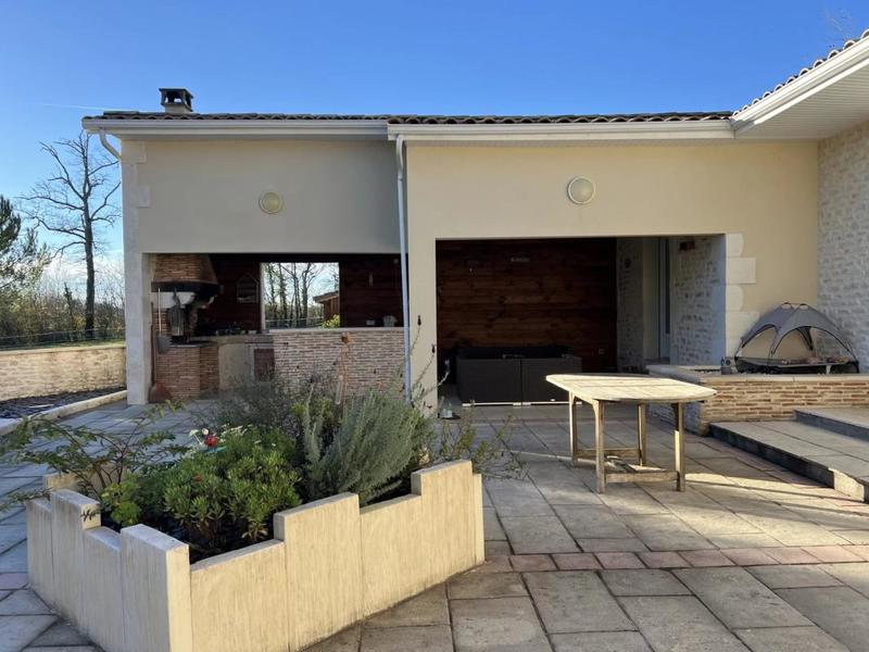 Maison - 240 m² - 8 pièces