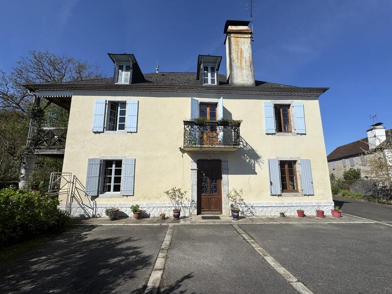 Maison ancienne - 195 m² - 9 pièces
