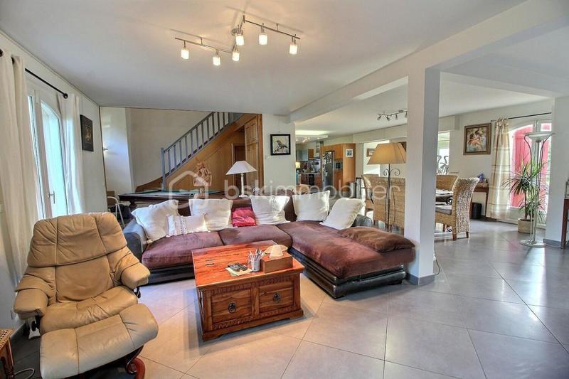 Demeure - 250 m² - 6 pièces