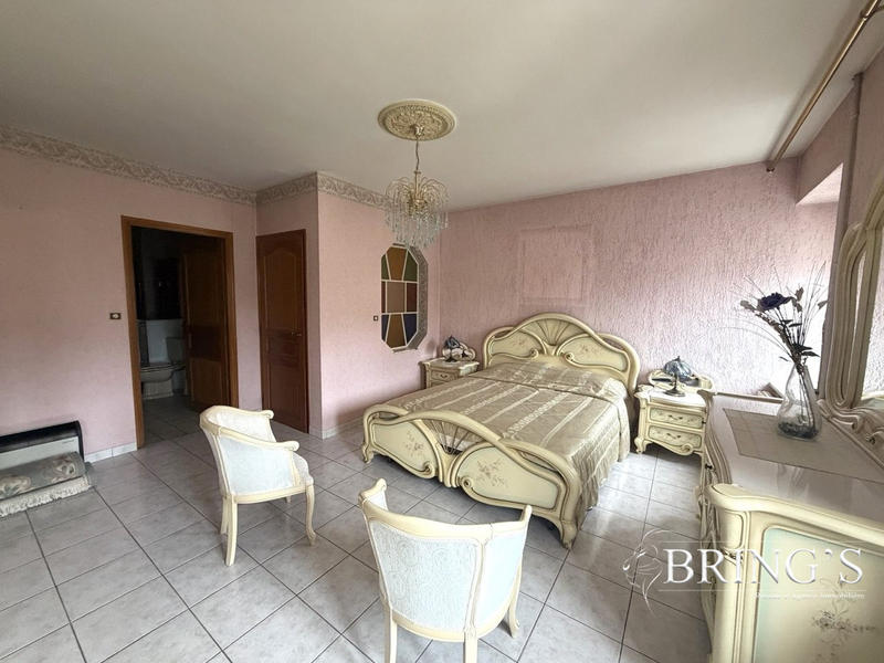 Maison traditionnelle - 202 m² - 7 pièces