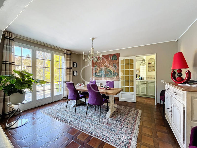 Maison traditionnelle - 185 m² - 8 pièces