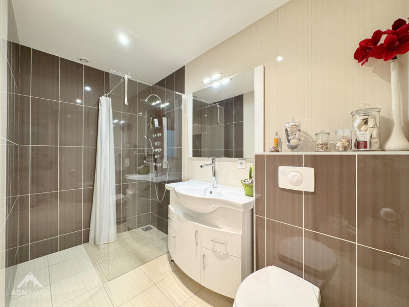 Maison - 240 m² - 8 pièces