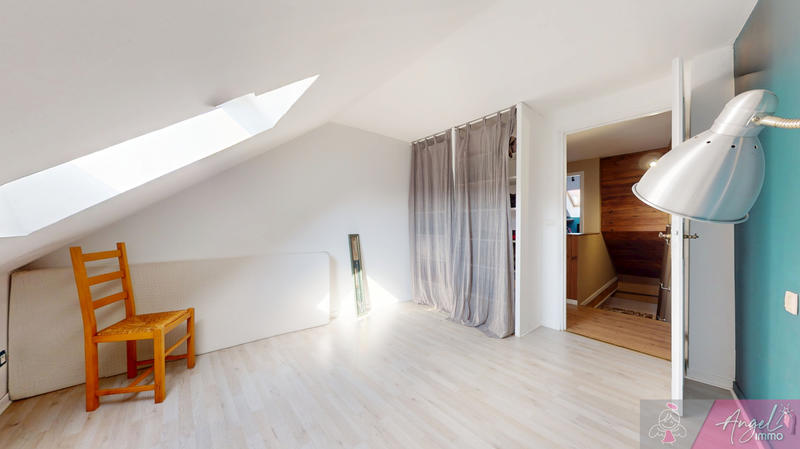 Maison - 242 m² - 9 pièces