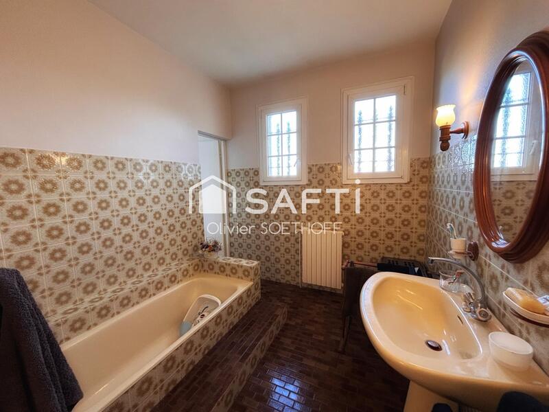 Maison - 220 m² - 8 pièces