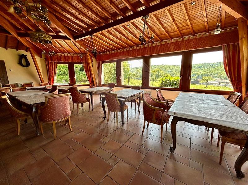 Hôtellerie / Restauration - 1 300 m² - 17 pièces