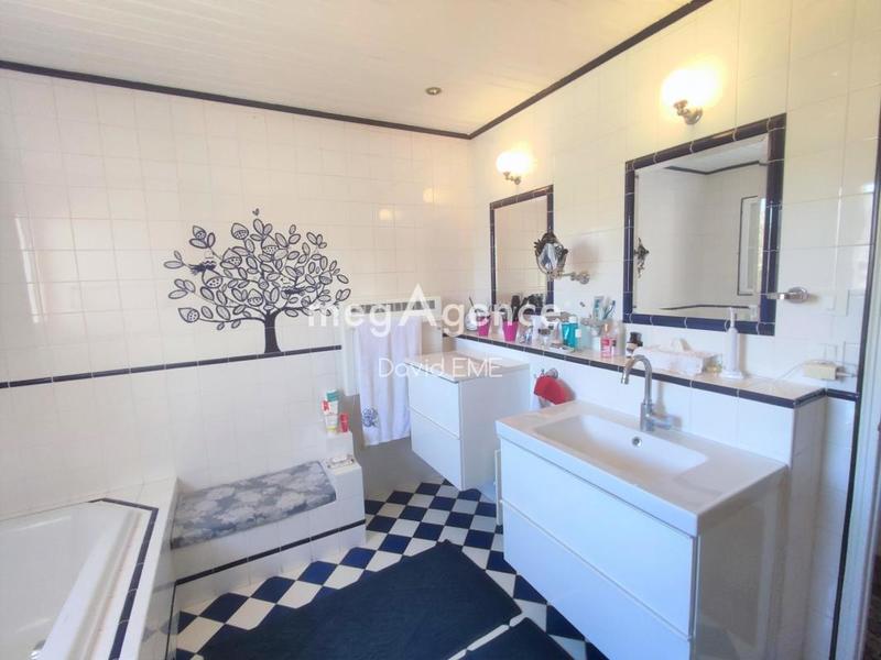 Maison traditionnelle - 167 m² - 8 pièces